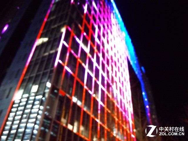 最后這張，筆者故意在尚未對焦成功的時候按下快門，感受下霓虹燈朦朧的美。