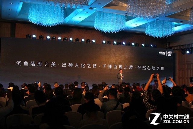 主打3倍光學(xué)變焦的華碩鷹眼依舊搭載了強勁的Intel Atom處理器和4GB運存,機身加入了金屬邊框和小牛皮高檔皮革,為手機帶來全方位的旗艦體驗。2.5GHz/128GB版售價3199元,2.3GHz/64GB版本僅售2799元,目前已經(jīng)在京東接受預(yù)定,12月18日正式開售。