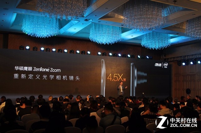 華碩鷹眼采用了獨特的潛望鏡設(shè)計,光學(xué)變焦也不會使鏡頭伸縮,因此機身比同類光變手機要薄4.5倍。