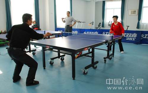 烏鎮(zhèn)老人們?cè)诰蛹茵B(yǎng)老服務(wù)照料中心參加文體活動(dòng)