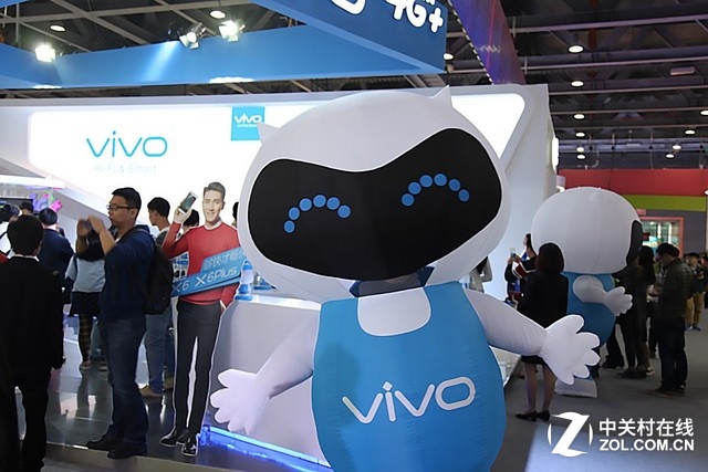 在咱會現場,前來vivo展臺參觀的用戶絡繹不絕,十分熱情的在展臺上體驗vivo的新品。