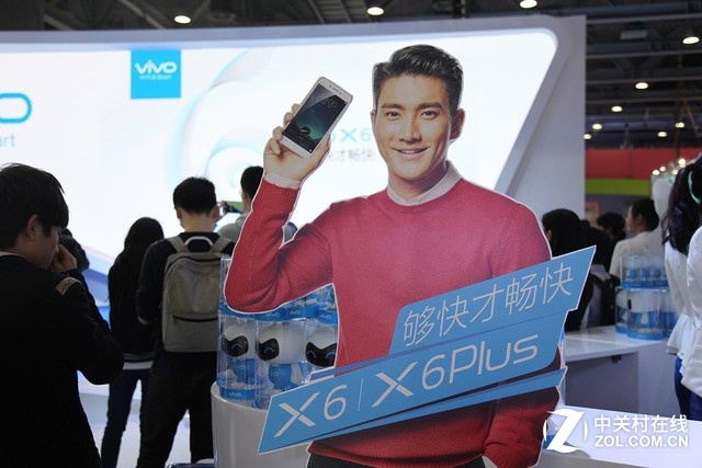 vivo X6以及X6Plus是vivo展臺上最受關注的產品,作為vivo眼下重點主推的新機,用戶紛紛來體驗它們的“快”。