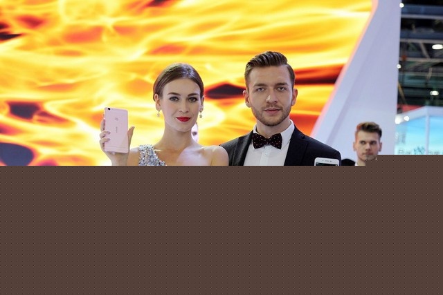 vivo X6&X6Plus支持分屏多任務,可以實現在同一屏幕一邊看視頻、一邊聊<a href=/tags/29-0.html target=_blank class=infotextkey>微信</a>,并搭載了熄屏解鎖僅0.4秒、亮屏解鎖僅0.2秒的360度極速按壓式指紋識別。