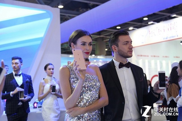 新機采用PDAF相位對焦,讓其對焦速度僅0.1秒,配備極速追焦、防拖影功能。而vivo自主研發的雙引擎閃充則讓其擁有兩倍充電速度。