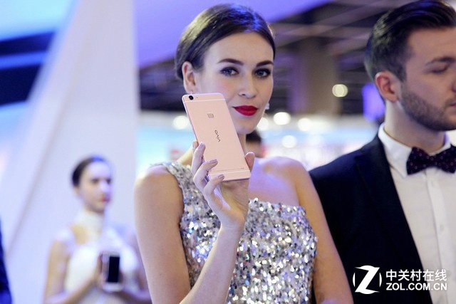 而玫瑰金版的vivo X6Plus更是首度與用戶見面,吸引了眾多目光。