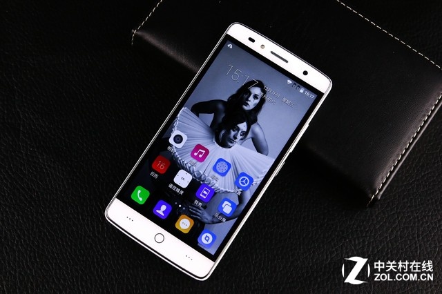 TCL樂玩2C配備了一塊5英寸720P屏幕,采用On-Cell全貼合技術。前后攝像頭均搭載了一顆800萬像素攝像頭。TCL樂玩還為用戶帶來了一顆指紋識別元件,支持0.5秒熄屏解鎖。另外在硬件方面該機則搭載驍龍410處理器,2G運行內存,機身存儲空間16GB,完全可以滿足用戶的日常需求。