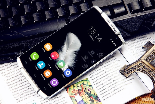 國產手機中的充電寶 竟配10000mAh電池