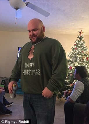 全程高能！國(guó)外網(wǎng)友集體曬奇葩圣誕裝：袒胸露乳