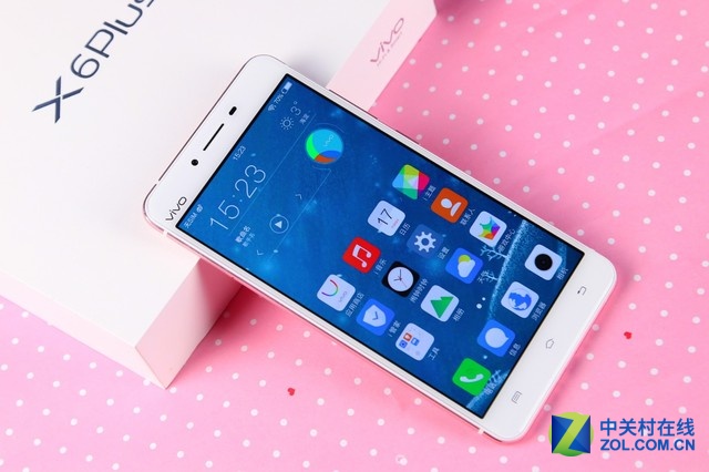 vivo X6Plus在采用64位8核處理器+4GB超大運存的同時,搭載了5.7英寸的超大屏幕,同時還內(nèi)置了64GB超大的存儲容量,并同樣支持最大128GB的內(nèi)存卡拓展,vivo X6Plus還將電池容量升級到3000毫安的超大電池,配合雙引擎閃充功能讓續(xù)航更加長久,充電更加方便。vivo X6Plus和X6一樣,采用了2.5D弧面玻璃配合金屬占比達到業(yè)內(nèi)最高的98.3%的一體化機身。