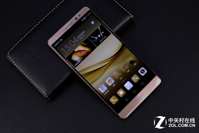 搭載了麒麟950的華為Mate 8同時也是華為旗下首款搭載Android 6.0的<a href=/mobile/ target=_blank class=infotextkey>智能手機</a>，絕對搶眼的配置，奢華精湛的工藝設計，打造出這款極致的Mate 8，加上全新推出的摩卡金配色更是使該機得到了更多用戶的青睞。