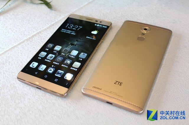 中興AXON天機MAX配備6英寸1080p AMOLED顯示屏，選用八核1.<a href=/tags/438-0.html target=_blank class=infotextkey>5G</a>Hz主頻驍龍617<a href=/tags/86-0.html target=_blank class=infotextkey>處理器</a>，輔以3GB RAM及32GB ROM，支持最高128GB microSD卡存儲擴展。