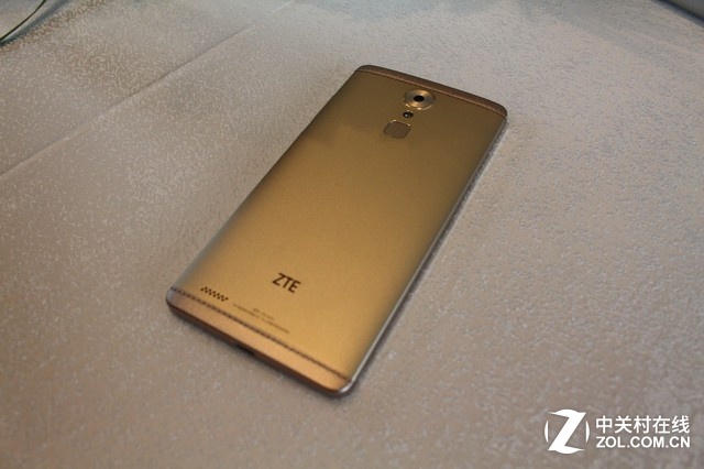 手機搭載了基于Android 5.1<a href=/pc/system/ target=_blank class=infotextkey>系統</a>的Mifavor 3.5 UI，前后1300萬像素攝像頭擁有5級智能美顏，后置1600萬像素攝像頭支持PDAF 0.1秒快速對焦及F1.9大光圈。