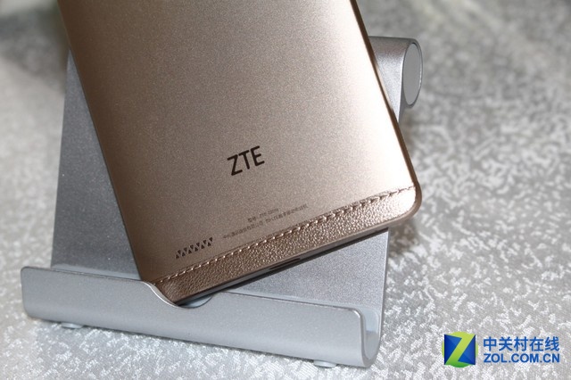 為提升用戶的聽覺體驗，中興AXON天機MAX還通過專業獨立芯片AKM4961以提供高清無損音質及高保真錄音。