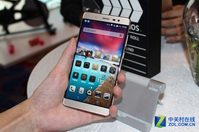 中興AXON天機MAX還擁有4140毫安時階梯式電池，支持QC2.0可快速充電。