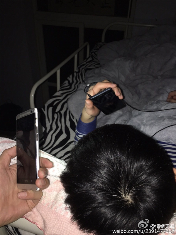 大學(xué)宿舍熄燈后與女友視頻 室友為其舉燈照明