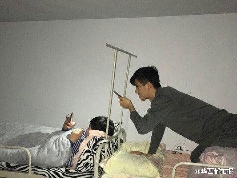 大學(xué)宿舍熄燈后與女友視頻 室友為其舉燈照明