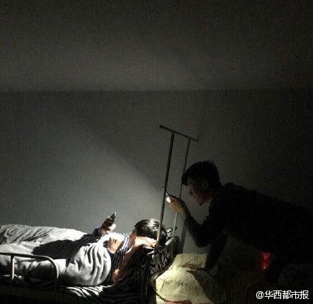 大學(xué)宿舍熄燈后與女友視頻 室友為其舉燈照明
