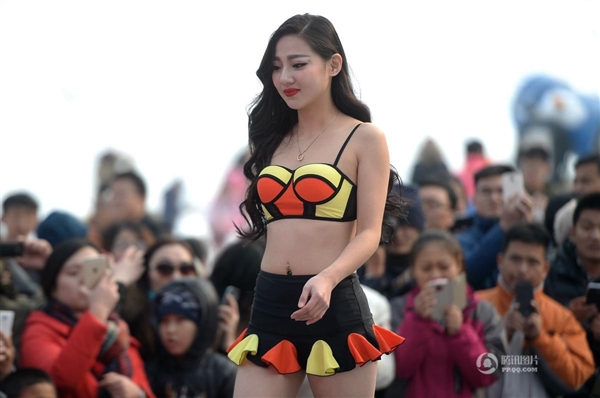 沒法直視！零下3度女大學生集體泳裝：只為1萬獎金