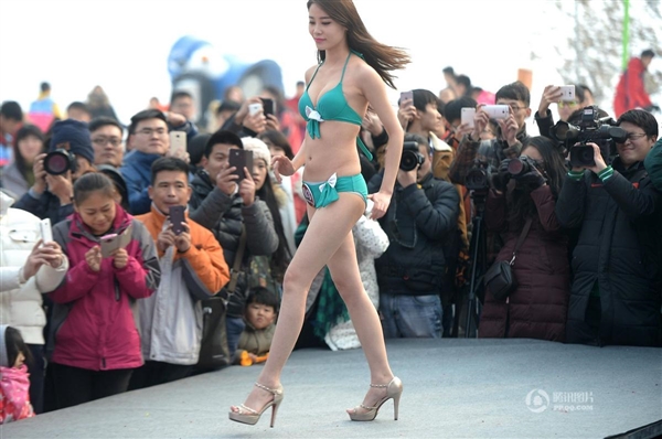 沒法直視！零下3度女大學生集體泳裝：只為1萬獎金