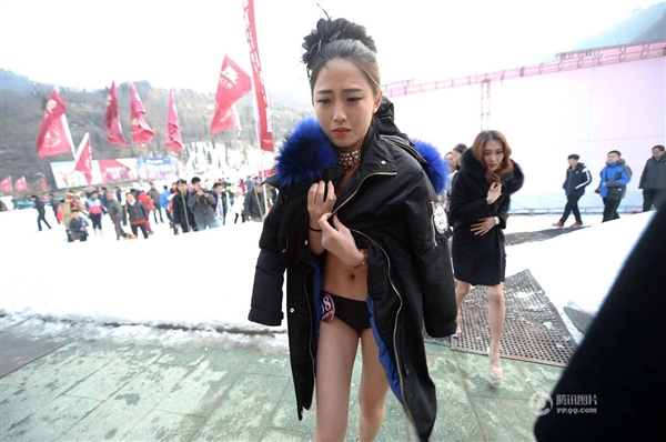 沒法直視！零下3度女大學生集體泳裝：只為1萬獎金