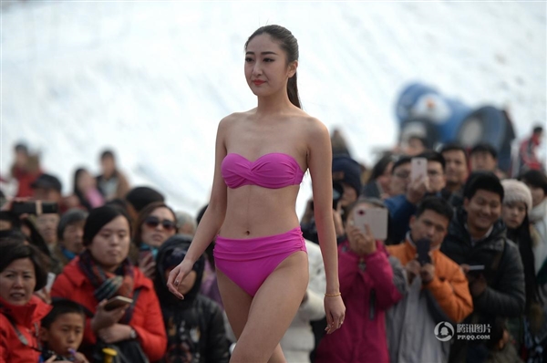 沒法直視！零下3度女大學生集體泳裝：只為1萬獎金