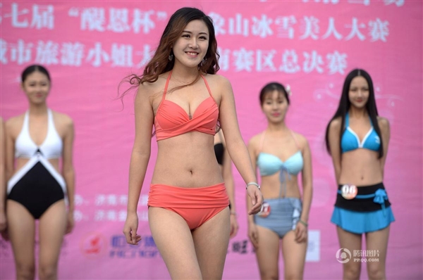 沒法直視！零下3度女大學生集體泳裝：只為1萬獎金