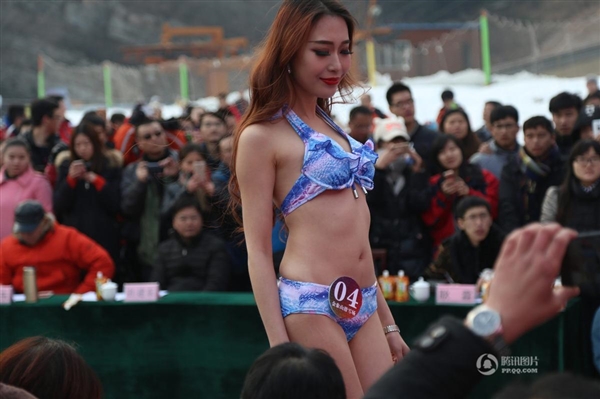 沒法直視！零下3度女大學生集體泳裝：只為1萬獎金