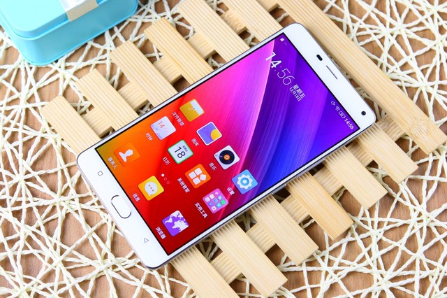 金立M5 Plus的身體內藏著一塊容量5020mAh的電池，在目前電池研發制造技術無法取得突破的大背景下，更大的電池容量絕對意味著更久的續航時間，這對于喜歡大屏娛樂機型的用戶來說，不僅6.0英寸大屏讓視覺爽了，更久的續航讓體驗也爽了。