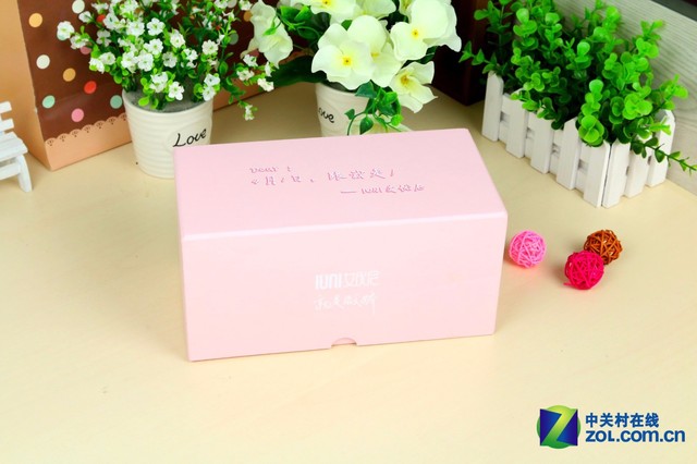 2015年4月1日下午2點，IUNI艾優尼在北京召開艾優尼泡芙小姐手機發布會，牽手優酷發布艾優尼泡芙小姐IUNI i1，這是一款面向女性市場的高顏值、高配置的女性手機。