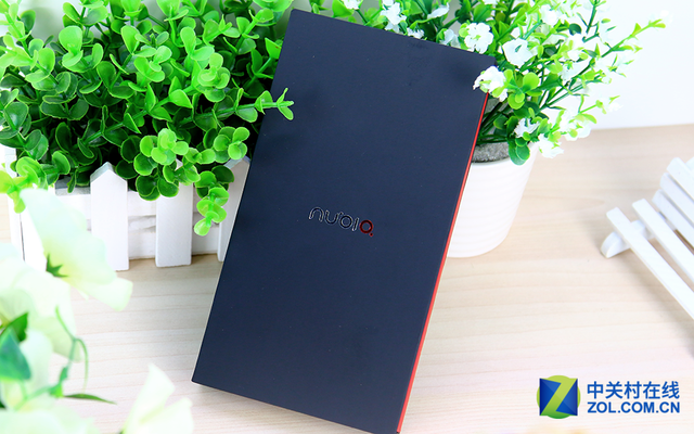 2015年5月6日nubia在北京水立方發(fā)布首款采用無邊框屏幕設計的<a href=/mobile/ target=_blank class=infotextkey>智能手機</a>Z9，雙2.5D弧度屏幕的無邊界設計讓人大感新穎，而這次發(fā)布會的邀請函正是一塊玻璃。