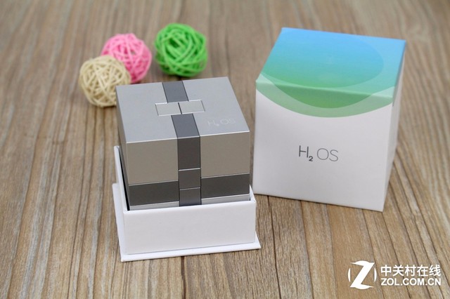 <a href=/tags/217-0.html target=_blank class=infotextkey>一加</a>手機氫OS發(fā)布會于2015年5月28日召開。此前，網(wǎng)絡上已經(jīng)曝光了氫OS的部分截圖，整個設計風格以簡約、扁平化為主。一加手機氫OS發(fā)布會邀請是一塊金屬立方。