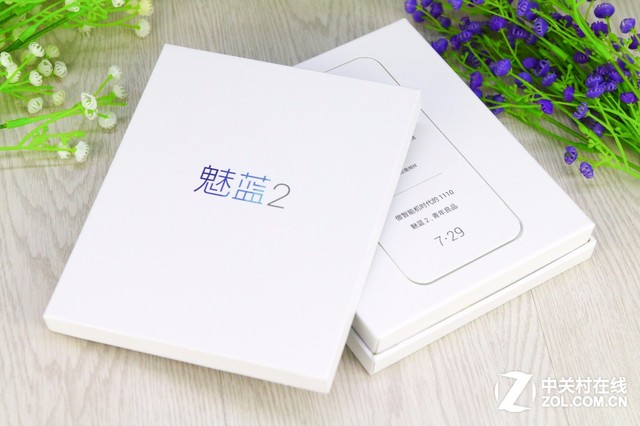 7月29日魅族魅藍(lán)2發(fā)布會(huì)前不久,我們收到了本次發(fā)布會(huì)邀請(qǐng)函,邀請(qǐng)函包裝盒為印有“魅藍(lán)2”的正方形白色包裝盒,盒內(nèi)附有一張邀請(qǐng)及一部<a href=/tags/209-0.html target=_blank class=infotextkey>諾基亞</a>1110手機(jī)。