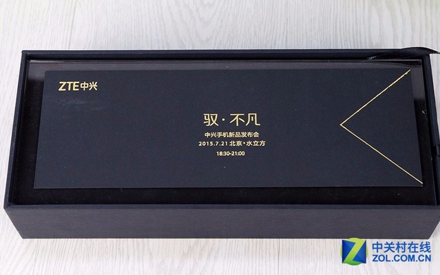 2015年7月21日中興在北京水立方舉辦新品發(fā)布會(huì),帶來(lái)年度重磅產(chǎn)品中興天極AXON。邀請(qǐng)函中包含近200顆具有磁力的巴克球,這些小東西可玩性極高,至今仍是我們某些編輯愛(ài)不釋手的萬(wàn)物。