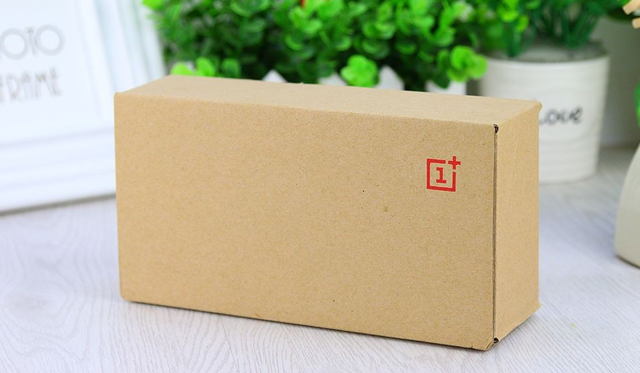 一加于7月28日在北京奧雅會(huì)展中心舉行新品發(fā)布會(huì),正式發(fā)布了一加手機(jī)2代,而發(fā)布會(huì)邀請(qǐng)函中的四個(gè)小木塊也提前向人們暗示了,一加手機(jī)2代的木質(zhì)后殼。