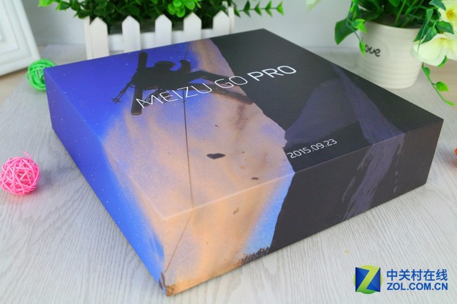 魅族這一次送出了有史以來最貴的邀請函，打開魅族PRO 5的發布會邀請函之后簡直是驚呆了，竟然包含了一款GoPro運動相機，這次魅族真是下足了血本啊。