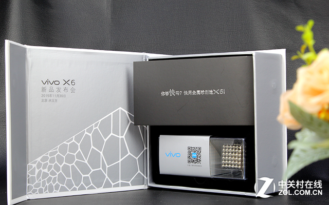 <a href=/tags/92-0.html target=_blank class=infotextkey>vivo</a> X6發(fā)布會(huì)的邀請函里的禮物我們并不是第一次見到了,這與之前中興發(fā)布會(huì)送出的禮物相同,而這些小鋼珠也是想說明vivo X6其高達(dá)98%金屬占比的機(jī)身設(shè)計(jì)。