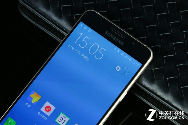 三星Galaxy A5 2016版在外觀和性能上獲得了全面提升，讓其在中端和年輕用戶市場持續保持競爭力。在外形上Galaxy A5 2016版放棄了傳統金屬設計，加入了更具活力的雙面玻璃元素，更符合年輕用戶群體的口味，正面首次使用流行的2.5D康寧大猩猩玻璃，視覺圓潤通透，手感細膩飽滿，曲面玻璃和金屬側邊的緊密結合也再次彰顯了三星強大的工藝設計能力。