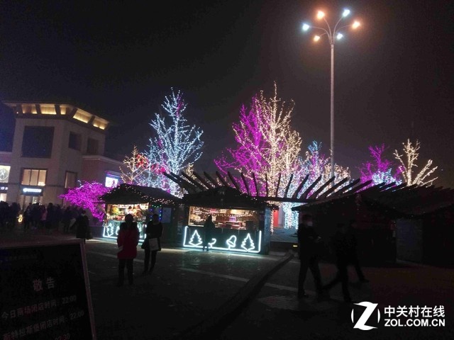 在節日的氛圍下，夜晚到處霓虹閃爍。