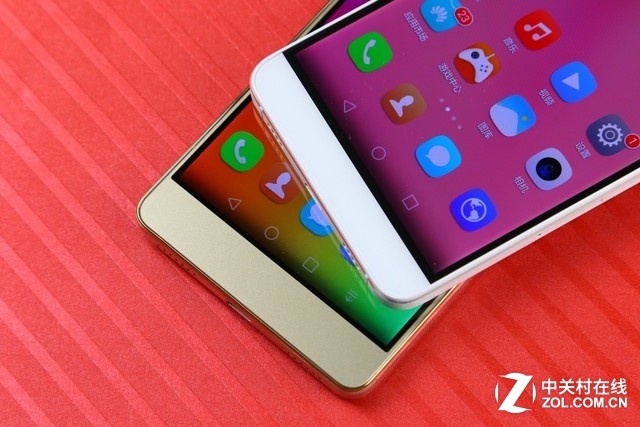 可能是榮耀7i采用玻璃面板材質的原因，因此無論哪個角度，榮耀7i都顯得小巧精致一些。