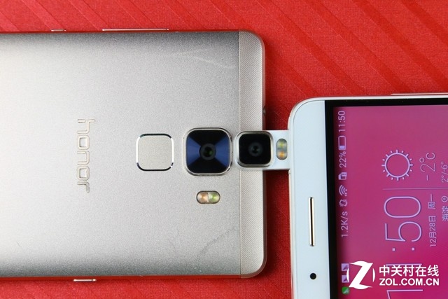 小怎么了~小怎么了~~又節(jié)約空間，同時(shí)能保證前后都是1300萬像素鏡頭，榮會(huì)玩~~