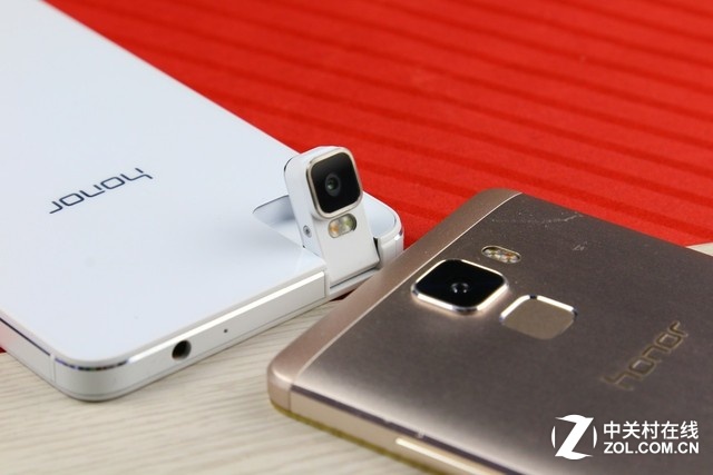 當(dāng)榮耀7只能拍天花板的時(shí)候，榮耀7i正在抬頭看你耶。。。。開個(gè)玩笑，筆者只想表達(dá)它能轉(zhuǎn)。