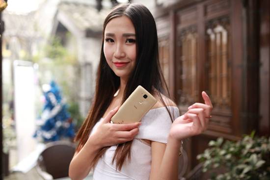 簡約不凡的設計,TCL樂玩2C金色版圖賞