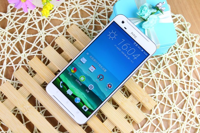 HTC One X9擁有一體式的全金屬機身外觀設計,側邊框經過磨砂處理,手感表現也是不錯。整機電源鍵和音量按鍵置于手機一側,方便進行操作。另外該機在正面還有康寧大猩猩2.5D曲面玻璃,整機的觸摸手感也非常舒適。