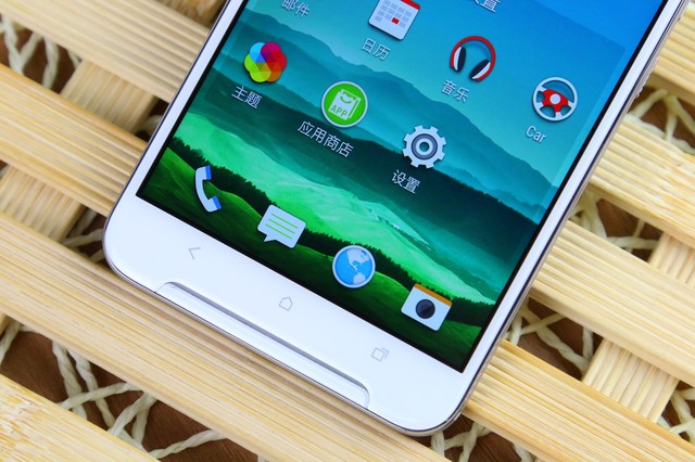 HTC One X9采用5.5寸1080p屏幕,搭載Helio X10 MT6795T處理器,還有3GB+32GB內存組合,擁有1300萬像素主攝像頭,支持OIS光學防抖,500萬像素自拍攝像頭。還配備3000mAh電池,支持雙卡雙待雙4G。