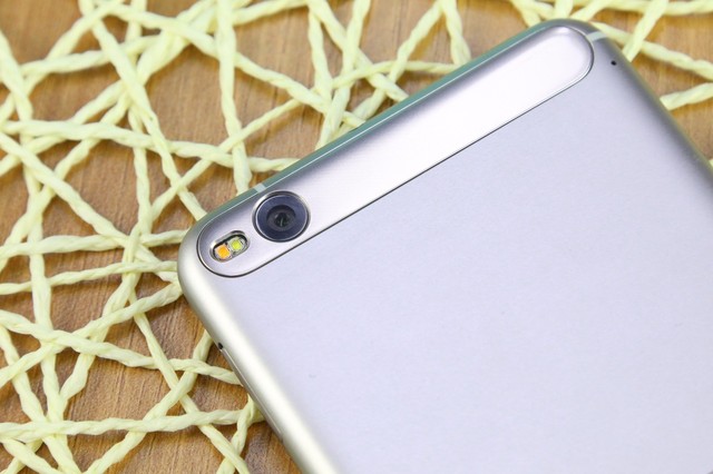 全金屬一體機身 2399元HTC One X9圖賞