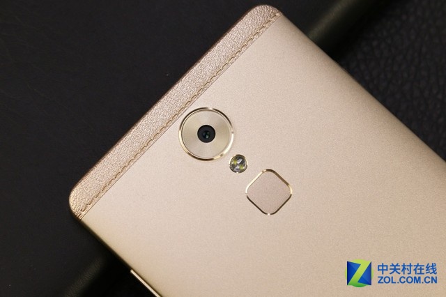 巨屏盡在掌握 中興AXON天機Max圖賞