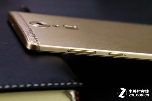 巨屏盡在掌握 中興AXON天機Max圖賞