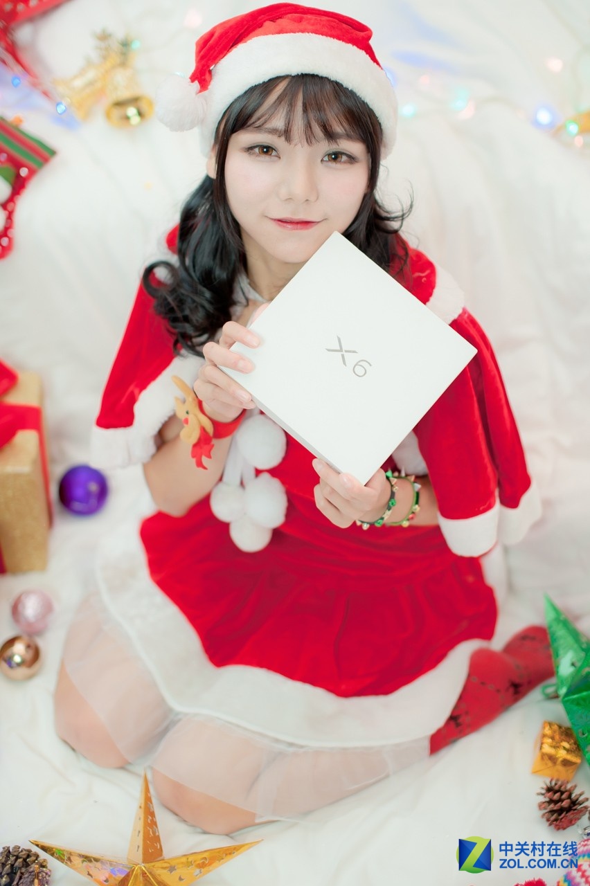 圣誕節(jié)不僅僅要有圣誕老人和火雞,更要有一份對得起自己的禮物!今天,一位萌妹紙就給大家?guī)砹艘豢罘浅_m合作為圣誕禮物的<a href=/mobile/ target=_blank class=infotextkey>智能手機</a>――夠快才暢快vivo X6&X6Plus!