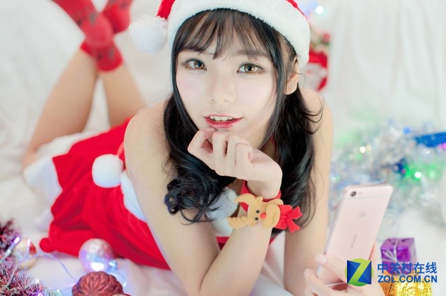 圣誕節(jié)不僅僅要有圣誕老人和火雞,更要有一份對得起自己的禮物!今天,一位萌妹紙就給大家?guī)砹艘豢罘浅_m合作為圣誕禮物的智能手機――夠快才暢快vivo X6&X6Plus!