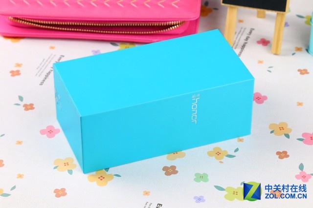 榮耀7i是繼2015年榮耀推出榮耀7后的又一旗艦機型，迅速吸引眾人的目光。榮耀7i搭載SONY 1300萬像素背照式翻轉(zhuǎn)鏡頭，可自由停在任意角度，是榮耀首款搭載側(cè)邊指紋識別技術(shù)的智能<a href=/mobile/ target=_blank class=infotextkey>手機</a>。